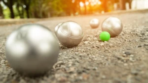 Boules de pétanque sur le terrain de jeu